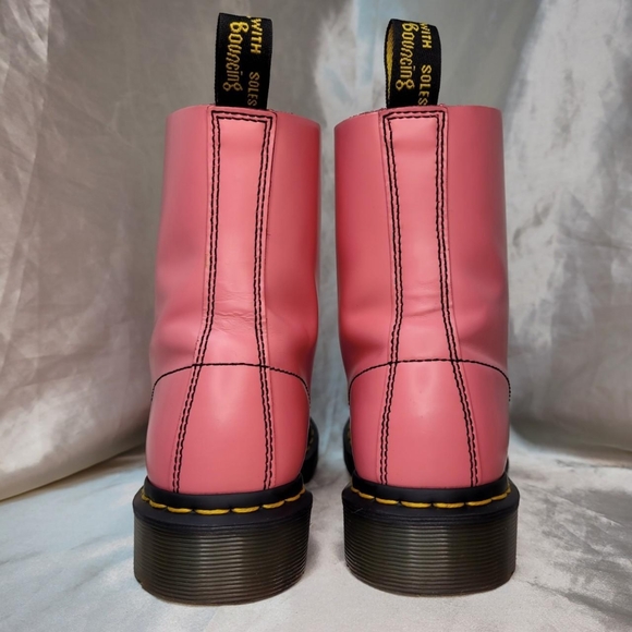 Dr. Martens Hincky smiley face boots in Acid Pink - Picture 5 of 8